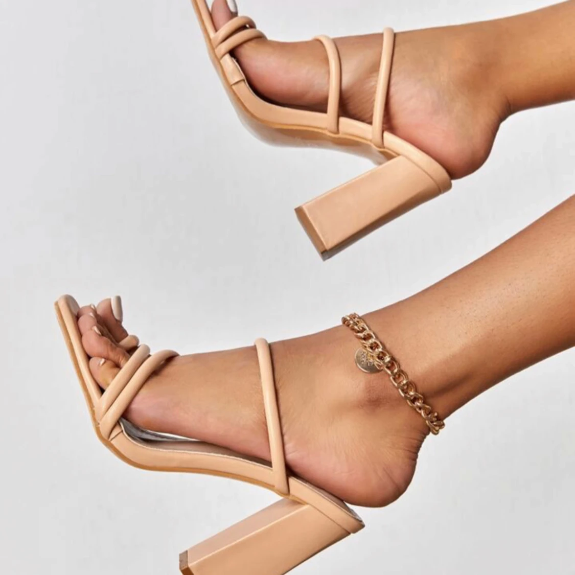 Beige sandaler med blockklack - 1