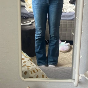 Blå bootcut jeans från Gina Tricot - Snygga blå jeans från Gina Tricot i storlek 164 men passar mig som är 172cm. Vid intresse skickar jag mer detaljerade bilder 💕