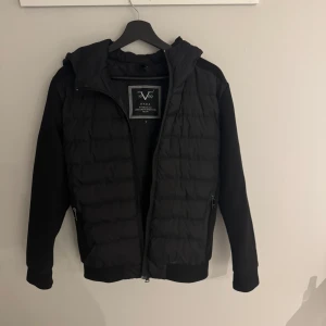 Cardigan jacka från Versace  - Svart cardigan jacka från Versace, skick 9/10 passar bra in för hösten och även mot lite senare höst då den är extra varm för en cardiga, skriv vdi föer frågor eller funderingar. Mvh