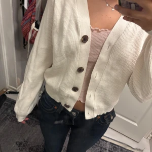 Vit ribbad kofta med knappar - Enkel tröja från hm 