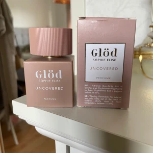 Glöd Uncovered parfym Sophie Elise - Glöd Uncovered parfym från Sophie Elise i en snygg, matt rosa fyrkantig flaska med matchande lock. Modern och stilren design som känns lyxig och trendig. Perfekt för dig som gillar eleganta och minimalistiska parfymer.