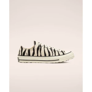 Converse sneakers med zebramönster - Snygga Converse sneakers i klassisk modell med svartvitt zebramönster på både tyg och sula. Skorna har vita snören, rund tå och platt sula. Tillverkade i bomullscanvas. Tyvärr så har jag tappat bort sulorna men det går enkelt att ersätta med ett par andra sulor!🖤🤍🖤