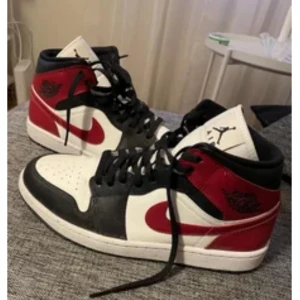 Nike Air Jordan 1 mid  - Nike Air Jordan 1 mid sneakers i klassisk färgkombination av rött, svart och vitt. Storlek 36.5. Är i bra skick. Passar storlek 37.   Jag har kvitto, köpta för 1699kr 