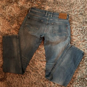 Replay jeans - Säljer mina replay grover jeans. Storlek 33/34. Fint skick. Bara att höra av sig vid frågor eller funderingar.
