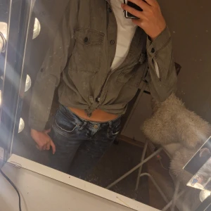 Grön overshirt från Divided - Snygg overshirt från Divided i storlek 38 men passar xs-m. Såå snygg och knappt använd💗