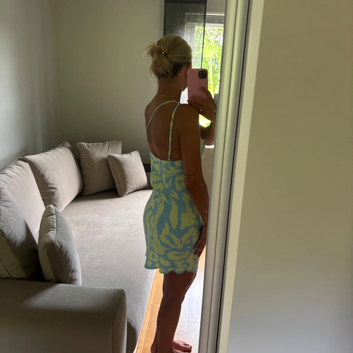 Blå och ljusgrön oneshoulder kortklänning - 1