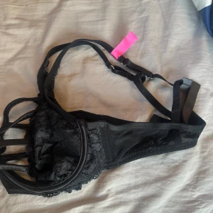 Svart spetsig korsett med detaljer - Säljer en svart korsett-topp med snygga spetsdetaljer. Kommer från hunkemöller men aldrig använd pga för fel storlek.  Förlåt för dåliga bilder men svår att fota🩷🩷Inget fast pris 