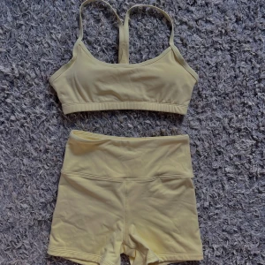 Butter yellow gymset  - Så snyggt gult gym set💛helt nya endast testade 