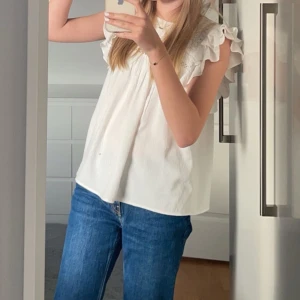 Superfin Vit blus!! - Supersöt vit blus från Object med detaljer upptill och volangärmar!!🥰😍