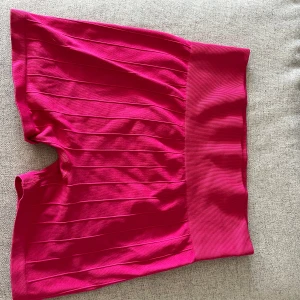  rosa tränings shorts från H&M - Snygga shorts från H&M Sport i en stark rosa färg, shortsen är från deras dry move ”kollektion”. De har bred midja och är gjorda i mjukt syntetmaterial som sitter skönt. Perfekta för träning eller chill, med en loose passform och coola vertikala ribbade detaljer.