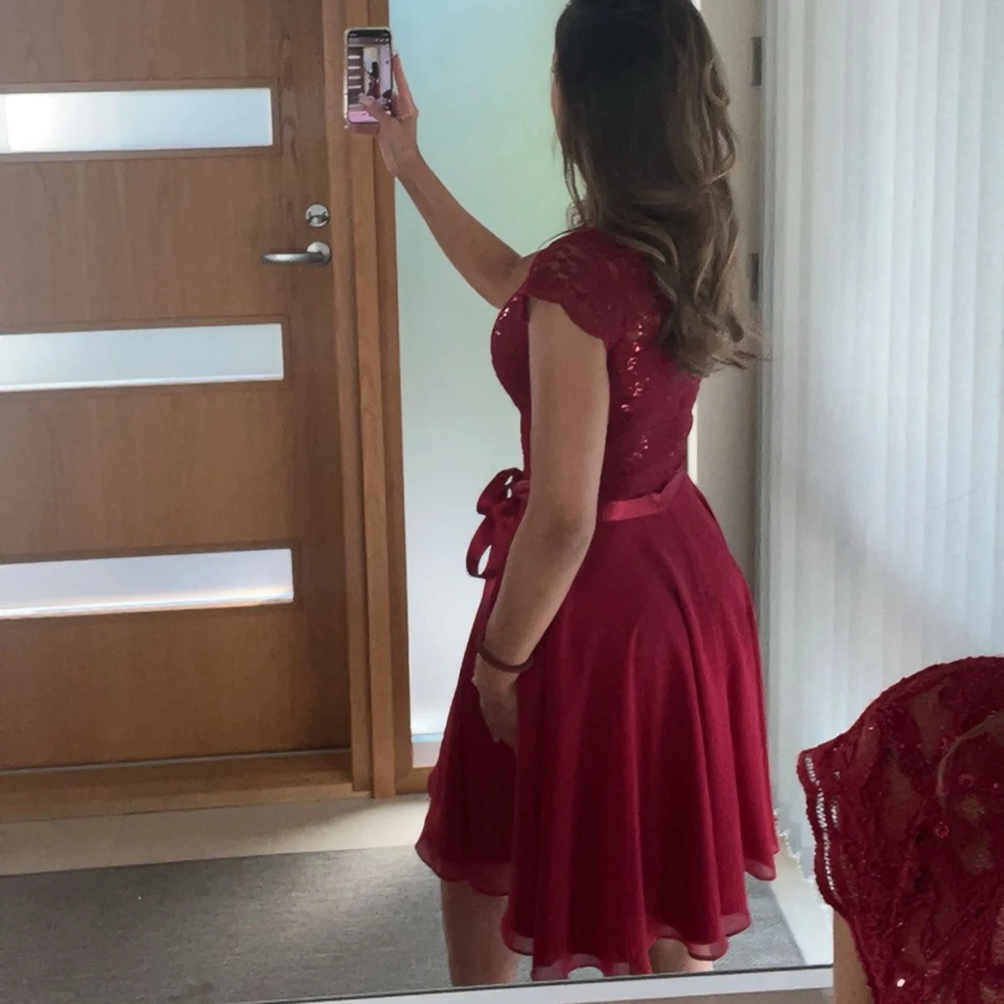 Vinröd spetsklänning med rosett - 1