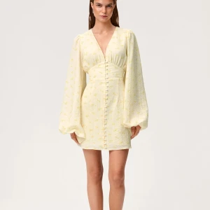 Ljusgul Adoore klänning  - Supersöt ljusgul klänning med små blommor, v-ringad och med puffiga långärmar. Använd under ett tillfälle. Super söt sommar klänning som passar till alla tillställningar! 🌻🌻🌻