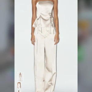Satin set Zara  - Så snyggt och unikt set med topp och byxor i champagnefärg! Aldrig använt, därav som nytt 🙌🏻🥂 köpt för 1000 kr - säljer för 650