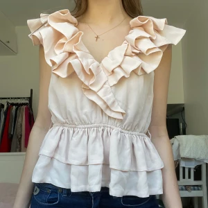 H&M volangtopp - Så snygg eftertraktad ljusrosa volangtopp från H&M😍💕💕💕 Storlek 38 men skulle säga att den passar S/36 mycket bättre🤗🌸