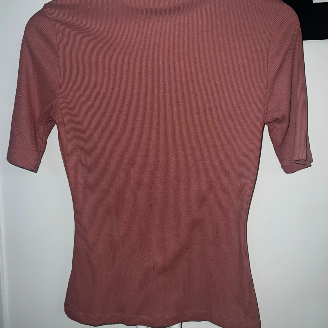 Rostfärgad ribbad topp från NA-KD - 1