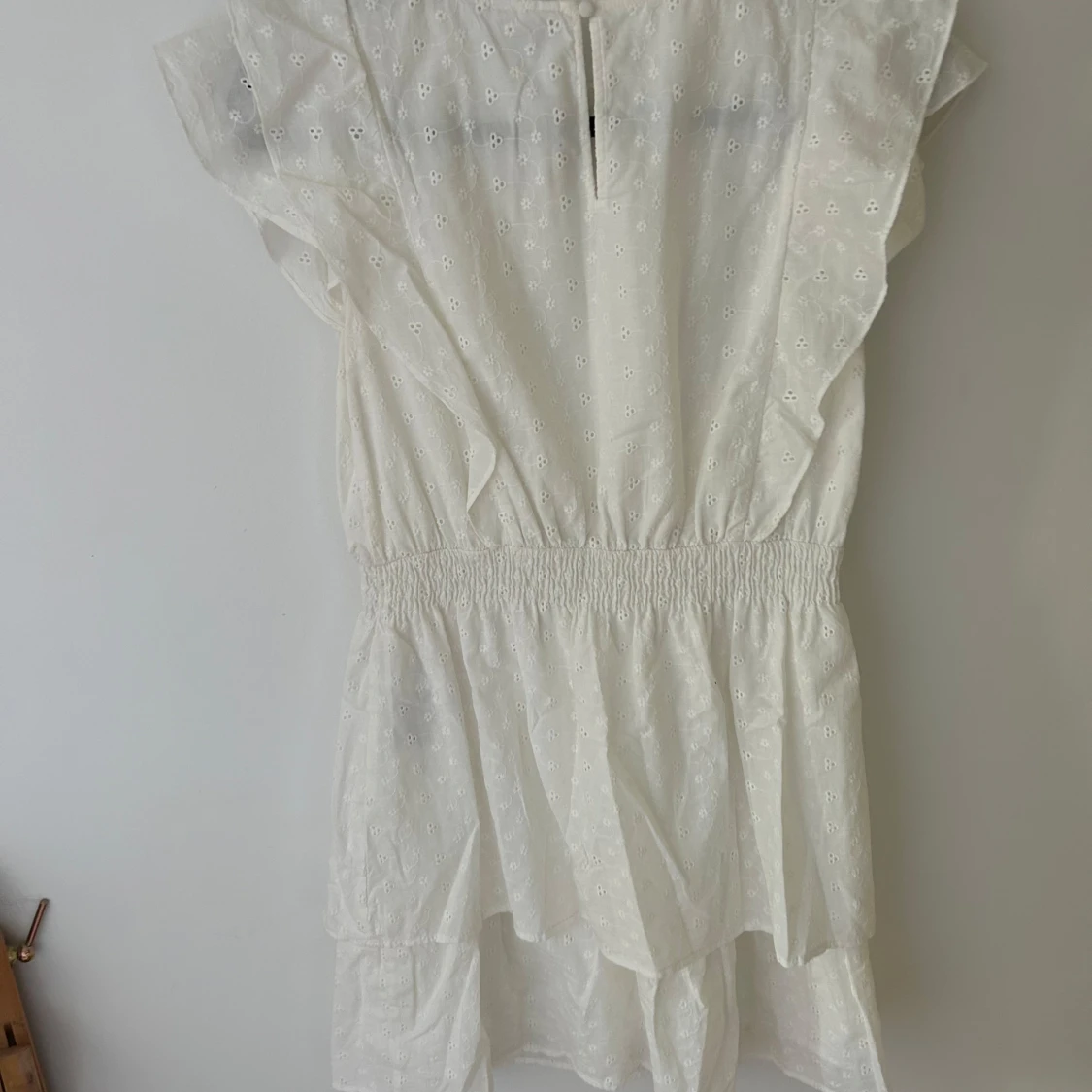 Vit kortklänning med broderade blommor från VILA - 1