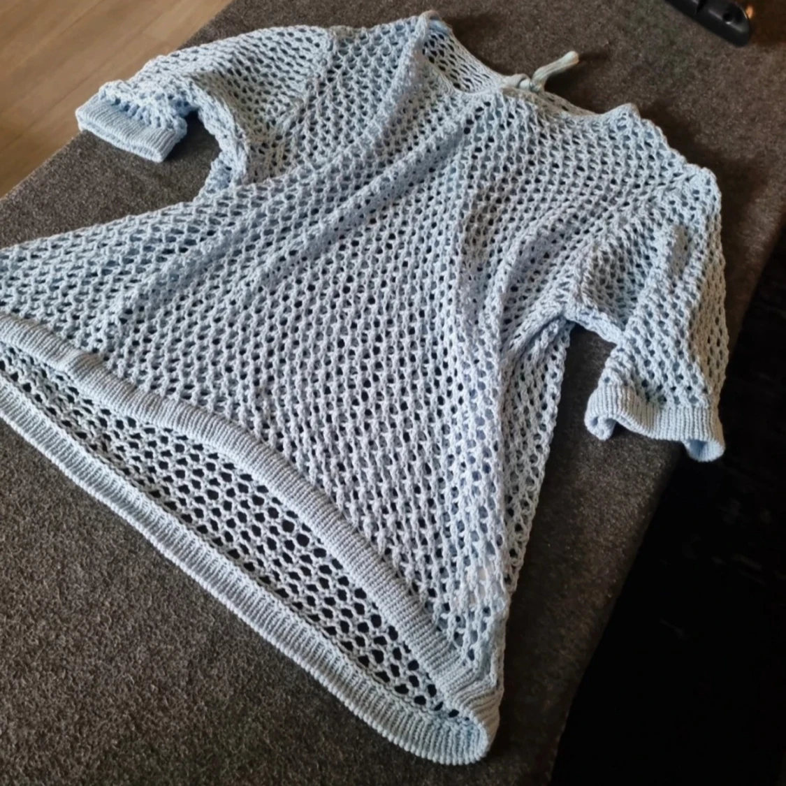 Ljusblå stickad nättröja med knyt i nacken - 2