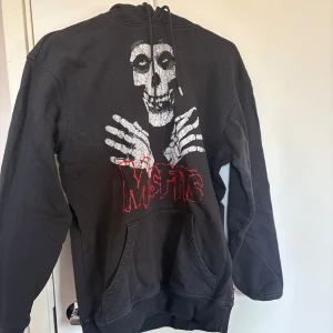 Svart Misfits hoodie med tryck - Svart hoodie med stort Misfits-tryck i rött på både fram- och baksidan.  Skriv för fler bilder 🫶🏼