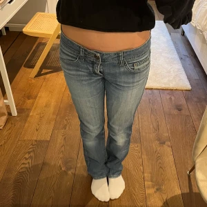 Low waist jeans Esprit - Säljer ett par klassiska blå jeans från Esprit med normal passform och låg midja. Har en liten defekt men inget som syns när de används. Jättesnygga verkligen! 👩🏼‍❤️‍💋‍👩🏼🫰🏼