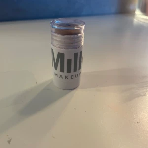 Milk Makeup stick foundation - Krämig foundationstick från Milk Makeup i en medium till mörk nyans. Enkel att applicera direkt på huden tack vare stickformatet. Perfekt för att jämna ut hudtonen och ge en naturlig finish. Färgen är baked, endast testad