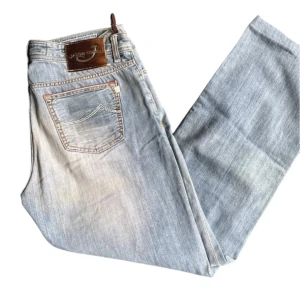 Ljusblå limited 688 Jacob Cohen jeans  - Säljer ett par ljusblå jeans från Jacob Cohen med klassisk femficksdesign. Jeansen finns i begrensat🚫upplaga! Jeansen är i storlek (36) (modell 688)men sitter mer som ett par 33-34.                Bredd ca 45 cm. längd ca 97 cm. benbredd ca 19 cm. Nypris 5000+                                               hör av er vid frågor? Pris är discuterbart!