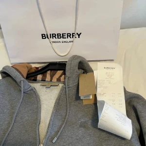 Burberry hoodie - Säljer denna sjukt feta burberry hoodien i topp skick, kvitto, tags och påse från butik följer med vid köp. Storlek M men passar bra på en S🙌🏻🙌🏻