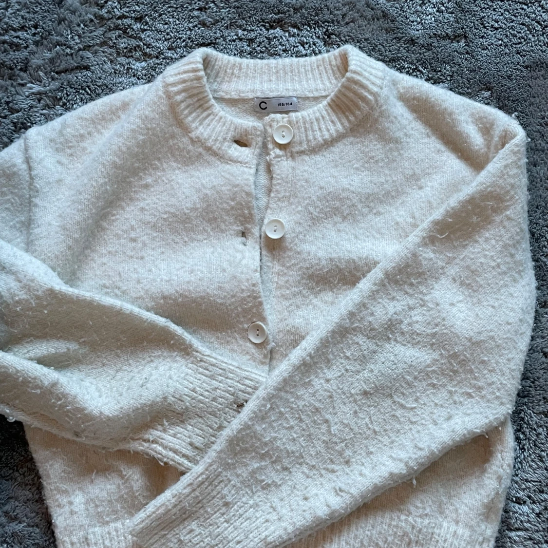 Vit stickad kofta med knappar - 2