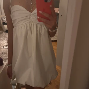 Vit kort klänning - Jättefin klänning från Zara. Perfekt till skolavslutning/student💕💕 nyskick!