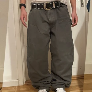 Dickes jeans  - Baggy gråa byxor, vintage och oanvända. Byxornas längd är 109cm o midjemåttet är 48 - 96 cm runt hela 🙌🏼