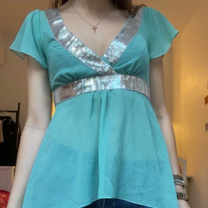 Vintage festtopp - Så snygg turkos vintage festtopp i mesh med paljetter och peplum😍💕💕💕 Storlek 34 men passar även 36🌸