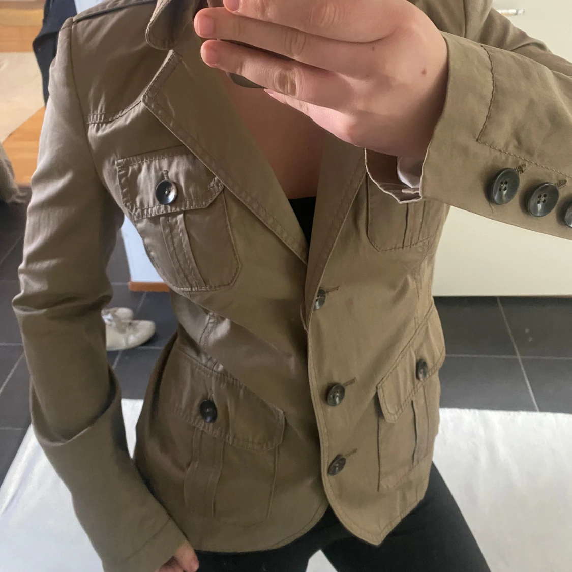 Beige kavaj med fickor och knappar - 2