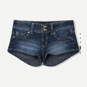 Lågmidjade Jeansshorts  - Säljer dessa fina Lågmidjade jeansshorts som tyvärr var för små på mig. Den är helt ny med lappar kvar