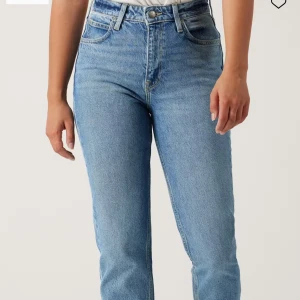 Lee jeans - Jeans från Lee i modellen Carol. Storlek W29 L33. Säljer pga fel storlek. Använd ett fåtal gånger. Skriv för fler bilder 😇