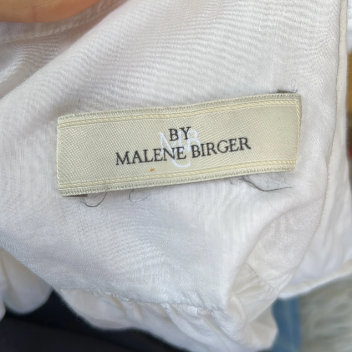 Vit blus med volang från By Malene Birger - 2