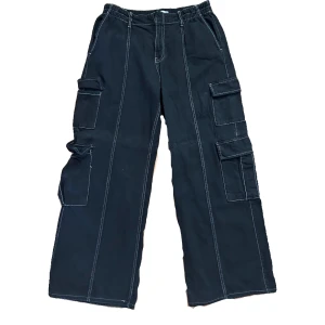 Bershka Denim Cargobyxor - Baggy Bershka denim cargos köpta på kvinnosektionen på Bershka i Bulgarien. Storlek L och väldigt bra skick. Hör av dig för mer information eller frågor💥
