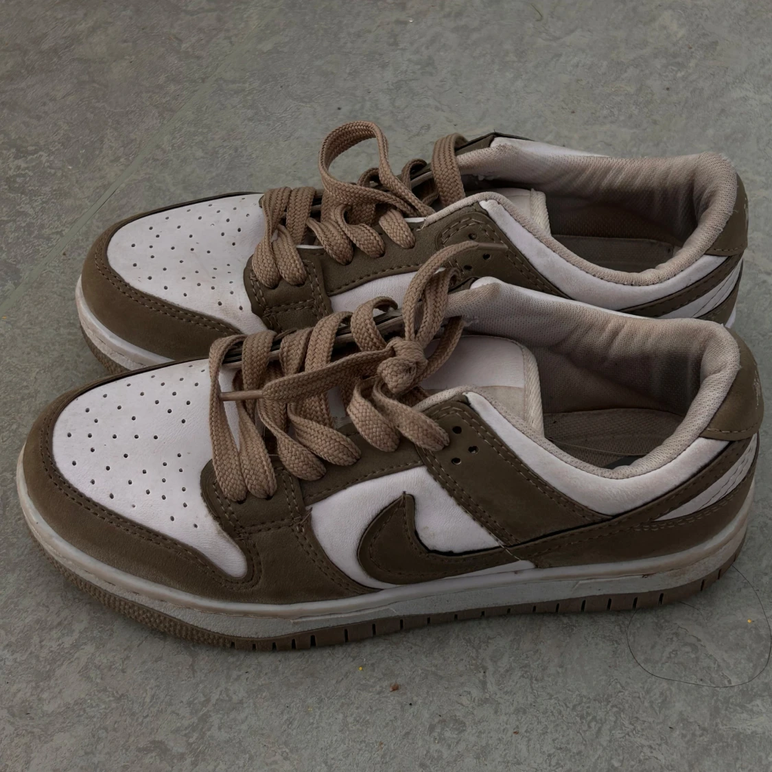 Nike Dunk i vitt och olivgrönt