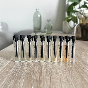 Tio parfymer från Essnce - Parfymer från Essnce, se dofterna på bilden. Droppat en droppe från vissa och fick hem paketet 24/4 så de är i princip nya ☺️Nypris är 45kr/st på webben. Säljer även andra dofter, se profilen!