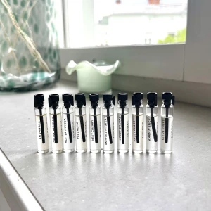 10 Essnce parfymer - Parfymer från Essnce, se dofterna på bilden. Droppat en droppe från vissa och fick hem paketet 24/4 så de är i princip nya ☺️Nypris är 45kr/st på webben. Säljer alla 10 för 130! Säljer även andra dofter, se profilen!