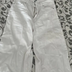 Vita wide jeans från H&M DIVIDED - Säljer ett par vita jeans från H&M DIVIDED i storlek S. Byxorna har en rak och vid passform med hög midja🥰