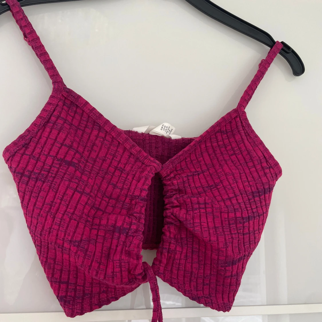 Mörkrosa croppad linnetopp med knyt