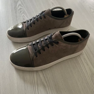 Lanvins - Säljer ett par snygga lanvins i storlek UK8 (EU42), cond 8,5/10 litet märke på båda toecaps på innersidorna annars sjukt bra skick! Skorna är behandlade med vit skokräm och impregneringsspray. Endast skor tillkommer, kom med byten!💯 Pris kan diskuteras vid snabb affär👏🏼.