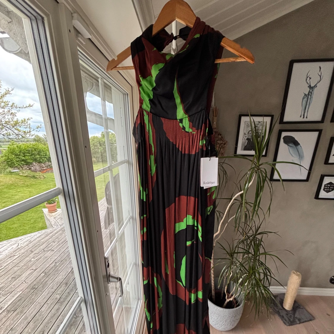 Svart långklänning med grönt och rött mönster från Rodebjer