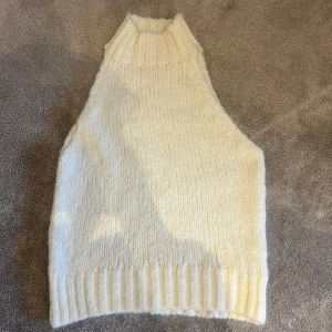 Stickad tröja - Super cool stickad topp från zara, använd 2 gånger💕