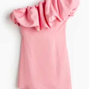 Rosa one shoulder klänning med volang - SÖKER!! söker denna fina rosa one shoulder klänningen med volang från hm i storlek xs-s. Skriv om ni vill sälja. Kan betala upp till 450kr. 