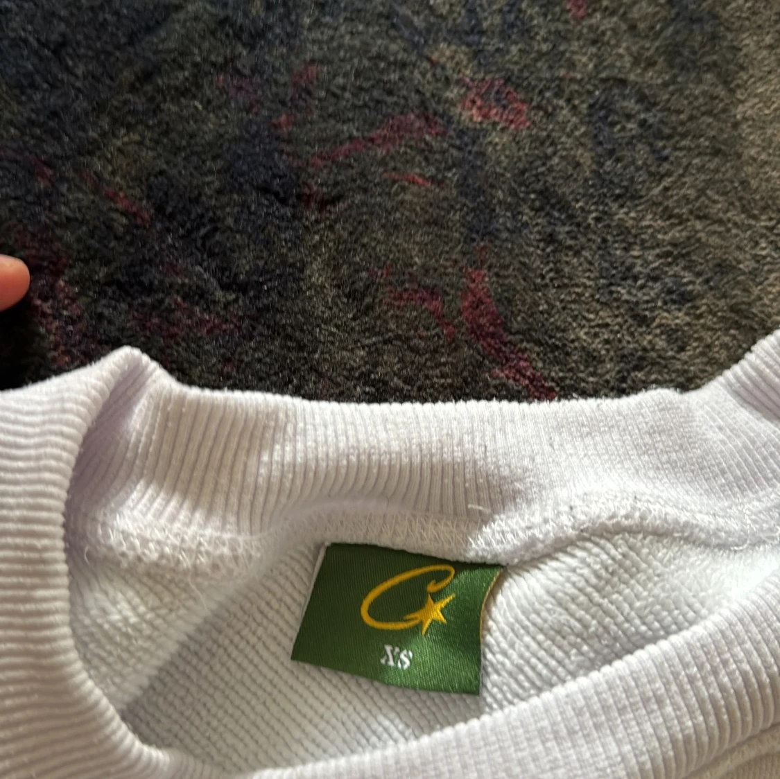 Vita shorts med grön logga från Corteiz - 4