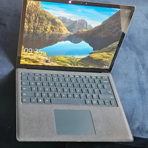 Microsoft Surface Laptop - .Microsoft Surface Laptop , i5 7200U, 8GB DDR4, 256GB SSD  Säljer en välfungerande och kraftfull Microsoft Surface Laptop  med följande specifikationer:  Processor:Intel Core i5-7200U  RAM:8GB DDR4  Lagring:256GB SSD  - Skärm: 14-tums PixelSense™ pekskärm med upplösning på 2496 x 1664 pixlar. Skärmen har inga döda pixlar eller repor, och touch-funktionerna fungerar perfekt.  Batterihälsa:*89,9%  Batteritid:Vid genomsnittlig användning (surf, dokument) håller batteriet mellan 6-10 timmar. 