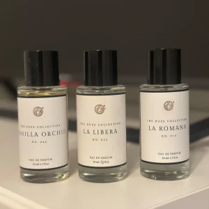 Tre parfymer curiosa neways - Super populära!! Nypris 1200kr. Tre Eau de Parfum-flaskor à 50 ml: La Romana- born in roma, La Libera- libre  och Vanilla Orchid- vanilla 28.  Håller 15+ timmar och flera dagar på kläder. Rekommenderar starkt! Har andra 3 av dessa parfymer hemma därför behöver jag sälja några🌸 Har även Lady Luxe om man föredrar den. ‼️Gratis produkter medföljer paketet.