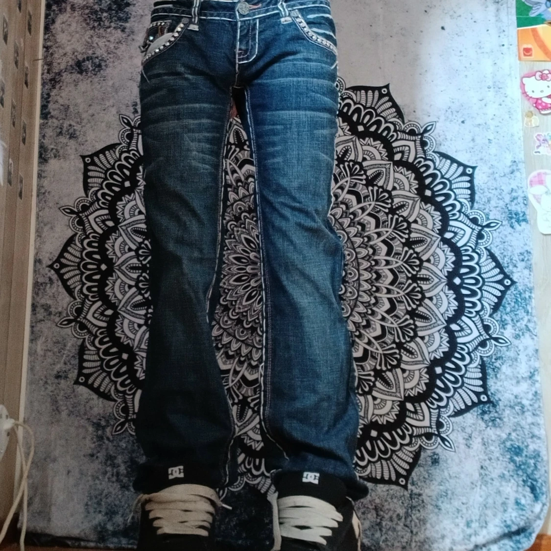 Blå jeans med dekorerade bakfickor - 1