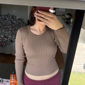 Brun tröja - Brun långärmad topp från Only i storlek M. Den har lite mönster på sig. (Sitter snyggare på) Använd 1 gång.