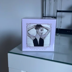 Ari by Ariana Grande Eau de Parfum 50ml - Ariana Grande parfym oöppnad som man ser på plasten runt förpackningen. Köparen står för frakten🩷Ge prisförslag